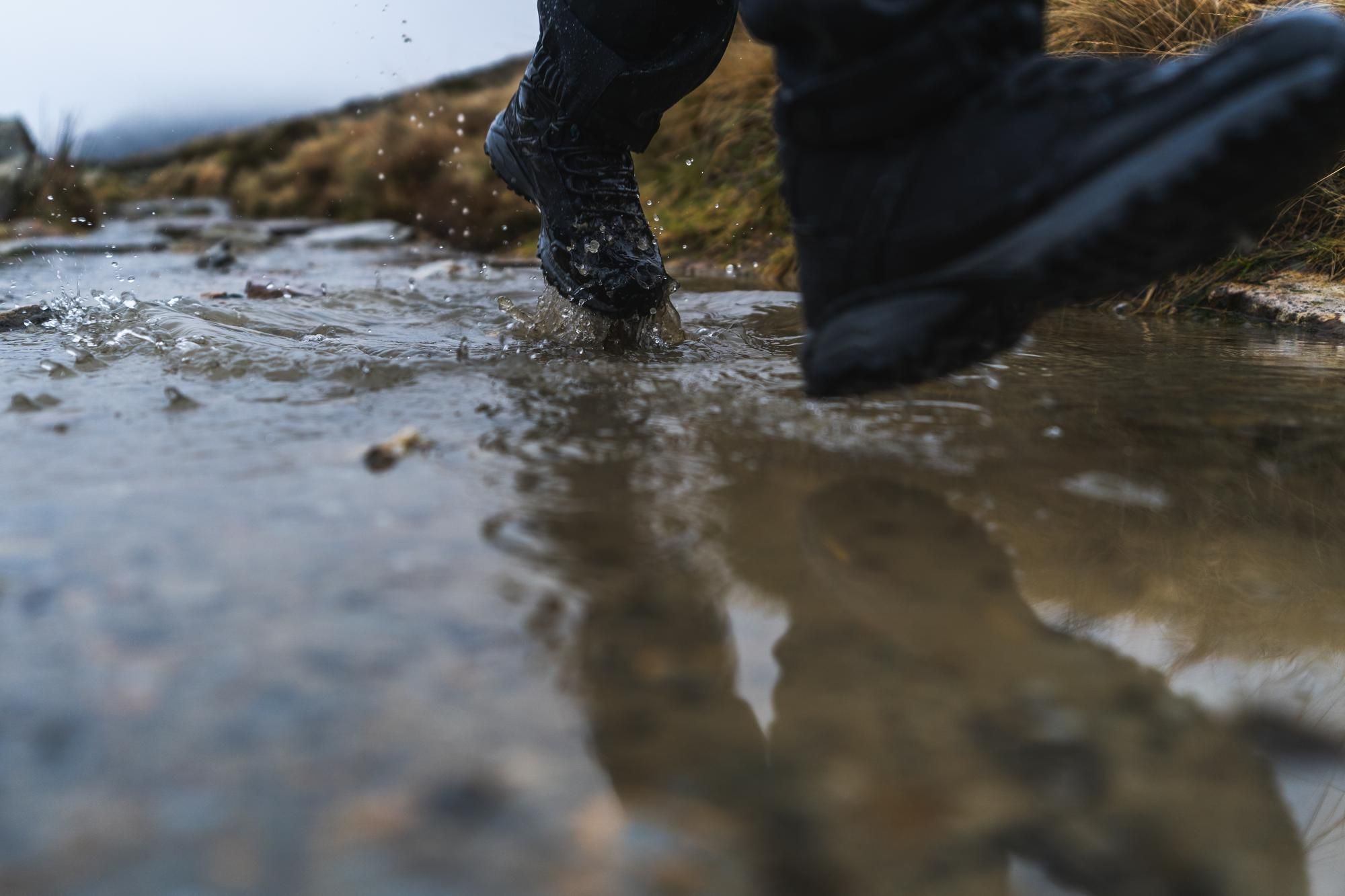 Una persona camina por un riachuelo.