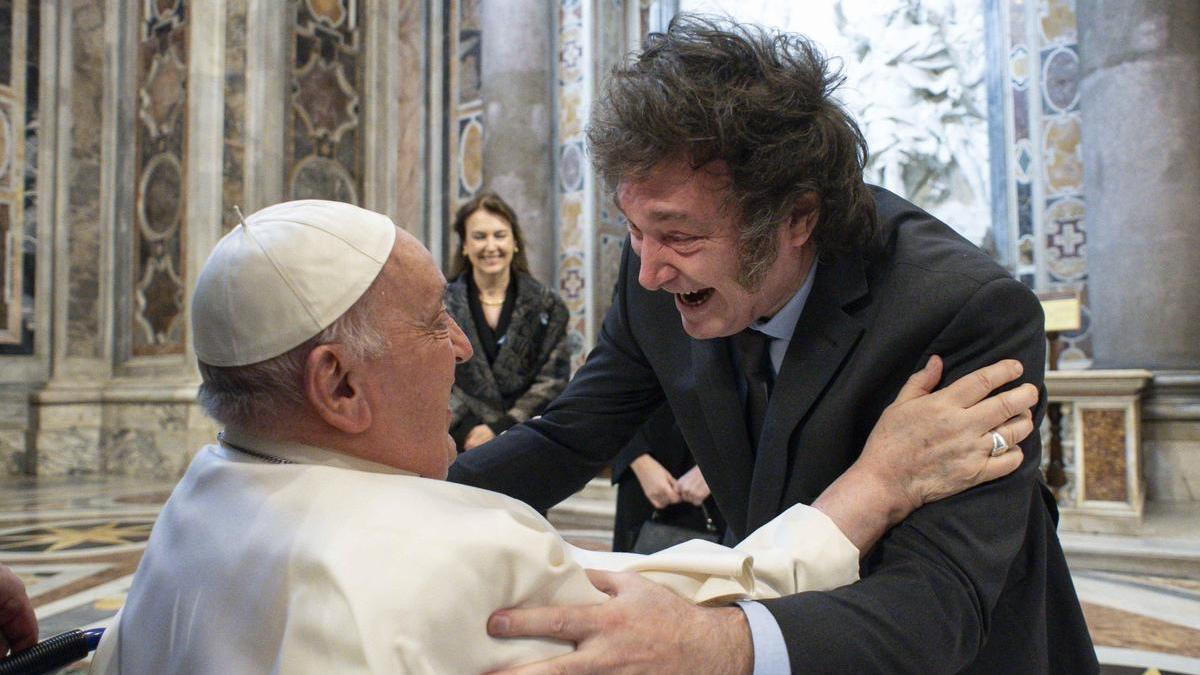 Abrazo entre Papa Francisco y el presidente de Argentina, Javier Milei, este domingo tras la canonización de la primera santa argentina.