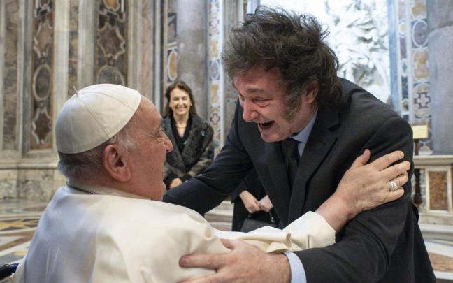 Abrazo entre Papa Francisco y el presidente de Argentina, Javier Milei, este domingo tras la canonización de la primera santa argentina.