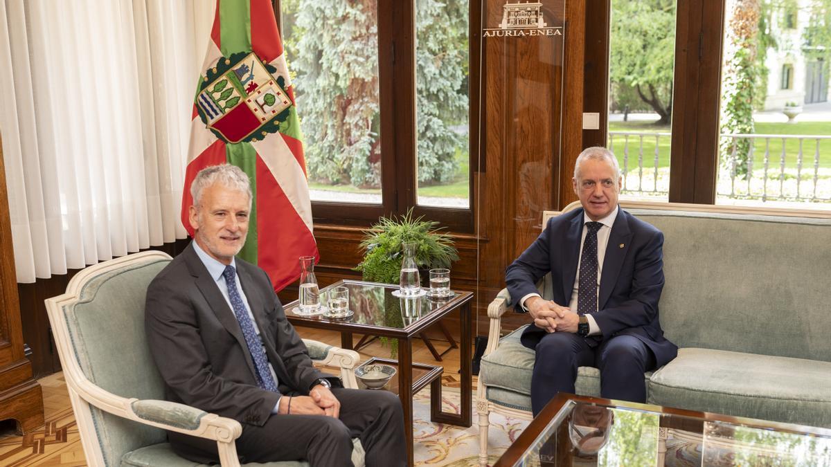 Iñaki Subijana, durante el encuentro con Iñigo Urkullu.