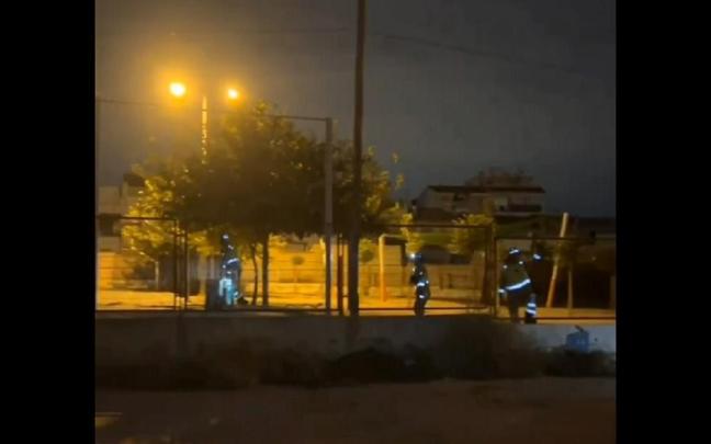 Los bomberos, entrando en el colegio para desactivar la megafonía.