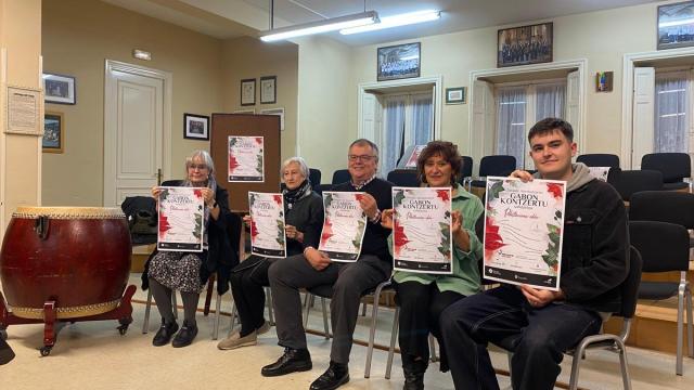 Eukene Tejada y Maika Valois, de Zarautz Palestina, Juanan Urdangarin, presidente de Zarautz Abesbatza, Jaione Escudero, directora del coro, y Aitor Elorriaga, miembro del coro.