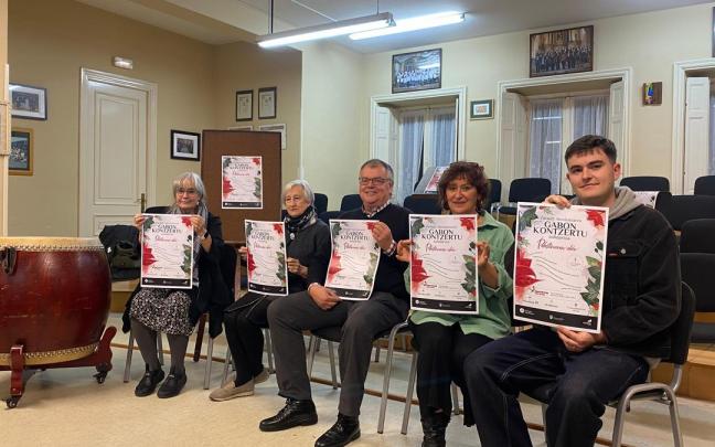 Eukene Tejada y Maika Valois, de Zarautz Palestina, Juanan Urdangarin, presidente de Zarautz Abesbatza, Jaione Escudero, directora del coro, y Aitor Elorriaga, miembro del coro.