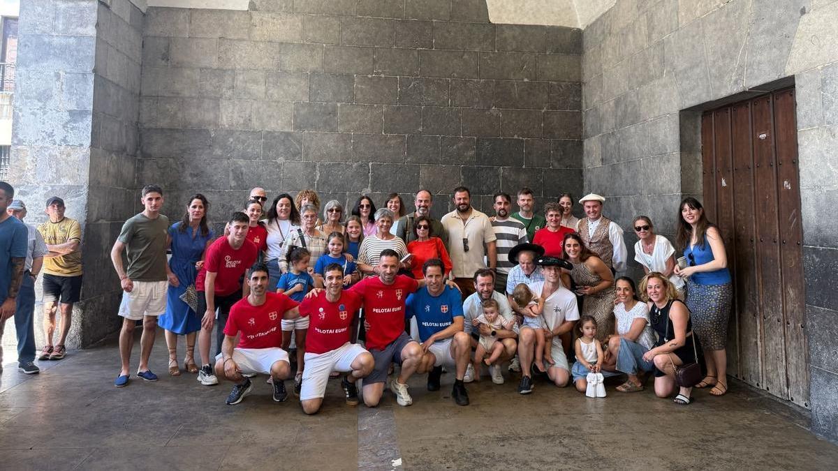 Las paredes de Kontzejupe fueron testigo del homenaje a la saga de pelotaris de la familia Urzelai.