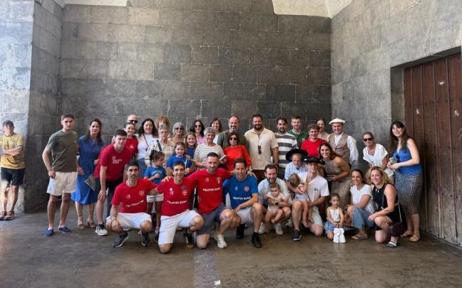 Las paredes de Kontzejupe fueron testigo del homenaje a la saga de pelotaris de la familia Urzelai.