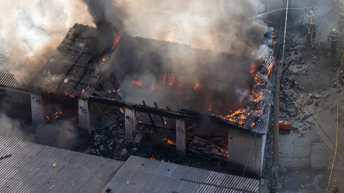 Un incendio provocado por un ataque con drones rusos en Kiev.