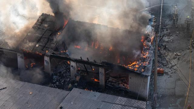 Un incendio provocado por un ataque con drones rusos en Kiev.