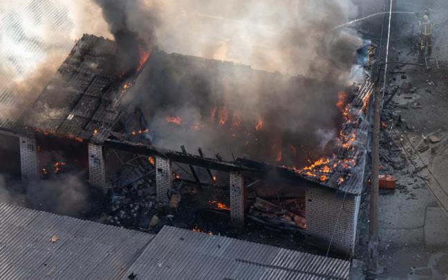 Un incendio provocado por un ataque con drones rusos en Kiev.
