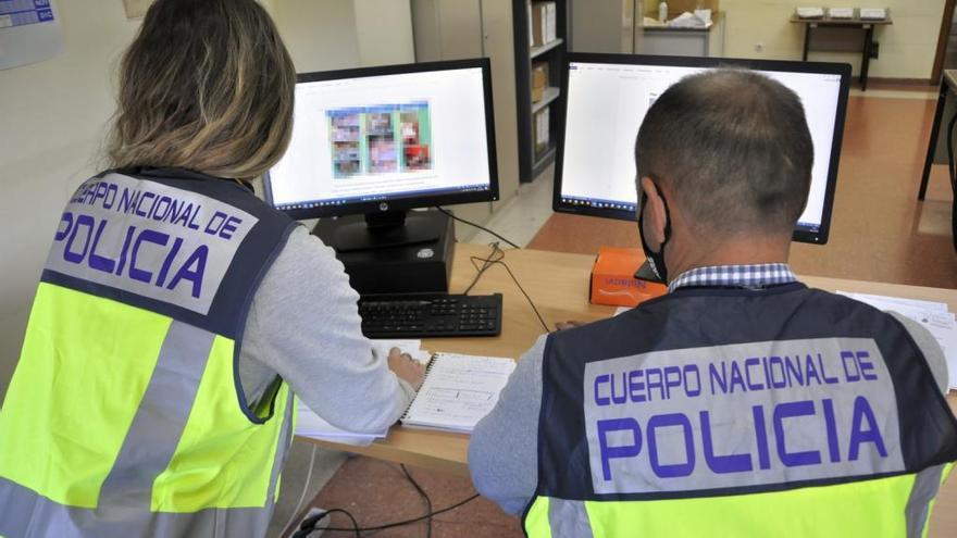 Agentes de la Policía Nacional participan en una operación contra la pornografía infantil anterior.