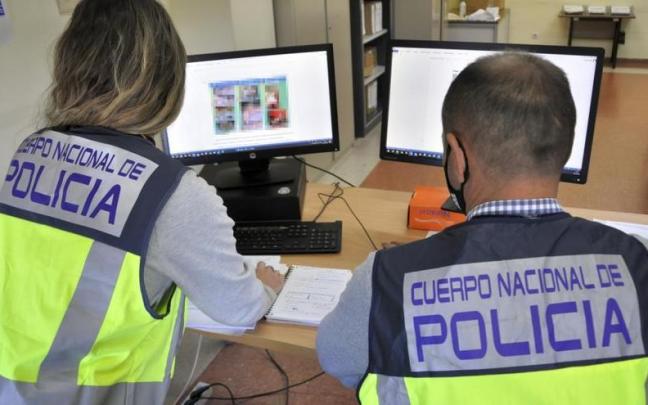 Agentes de la Policía Nacional participan en una operación contra la pornografía infantil anterior. Agentes de la Policía Nacional participan en una operación contra la pornografía infantil anterior.