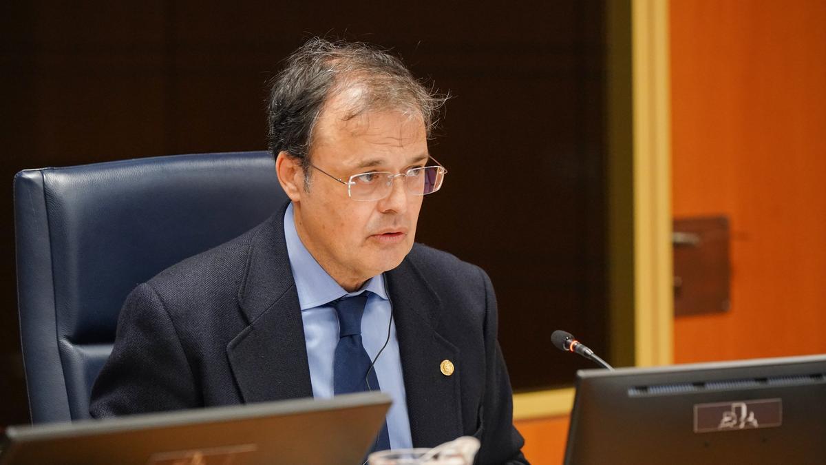 El Consejero de Salud, Alberto Martínez, durante su comparecencia.