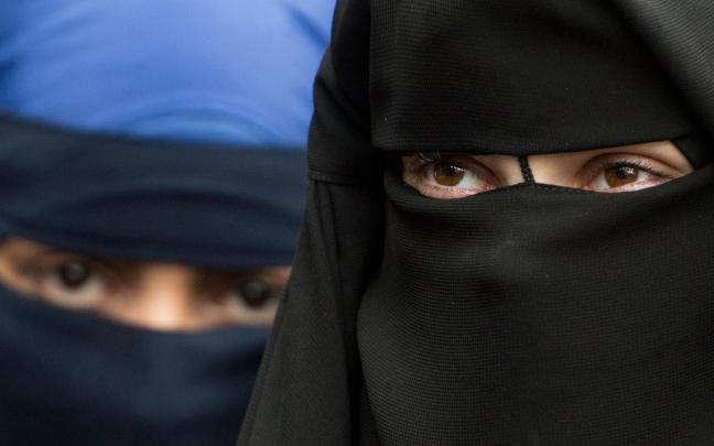 Mujeres con niqab.