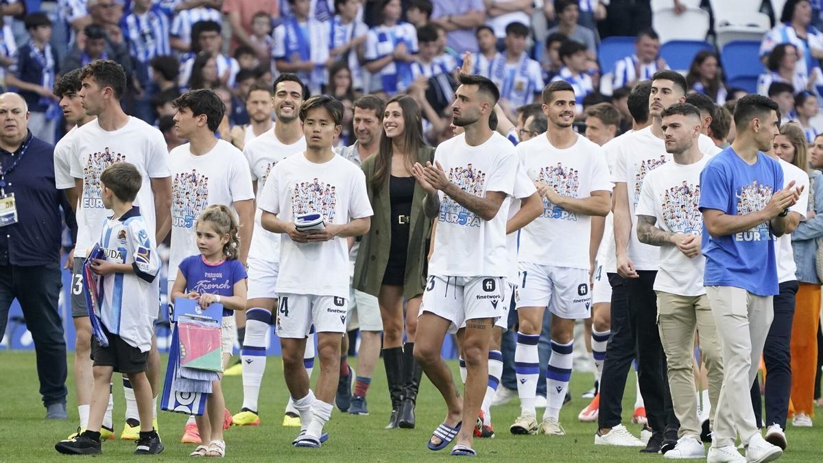 Los jugadores de la Real, durante la celebración del final del partido. / RUBEN PLAZA