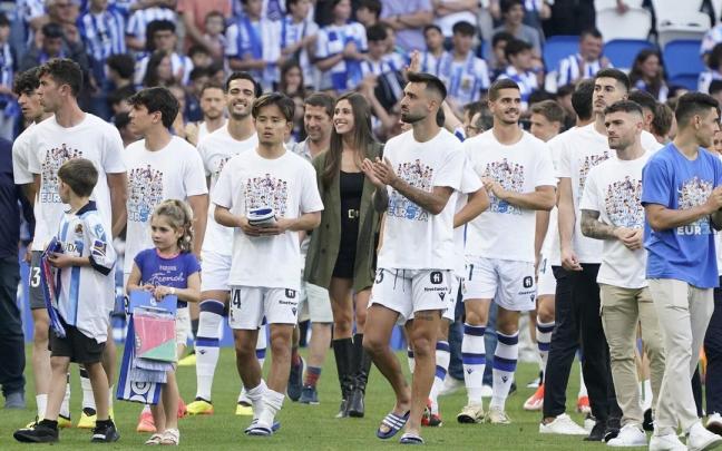 Los jugadores de la Real, durante la celebración del final del partido. / RUBEN PLAZA