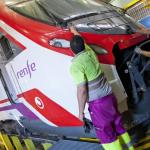 Operarios de Renfe trabajan en la reparación de uno de los trenes de la empresa.