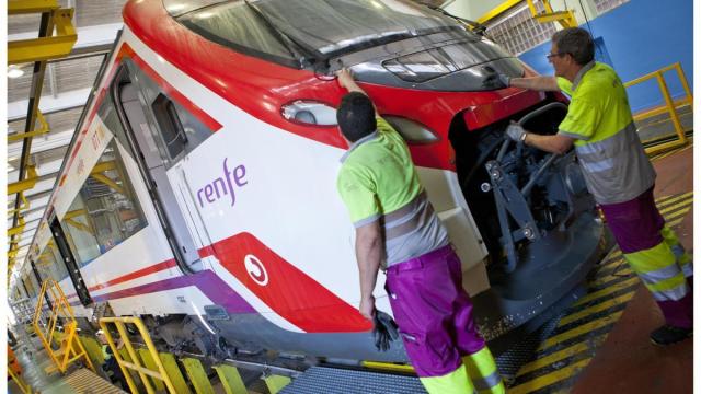 Operarios de Renfe trabajan en la reparación de uno de los trenes de la empresa.