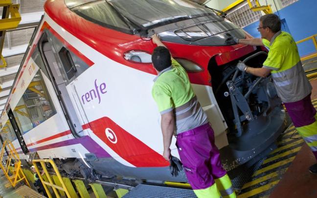 Operarios de Renfe trabajan en la reparación de uno de los trenes de la empresa.
