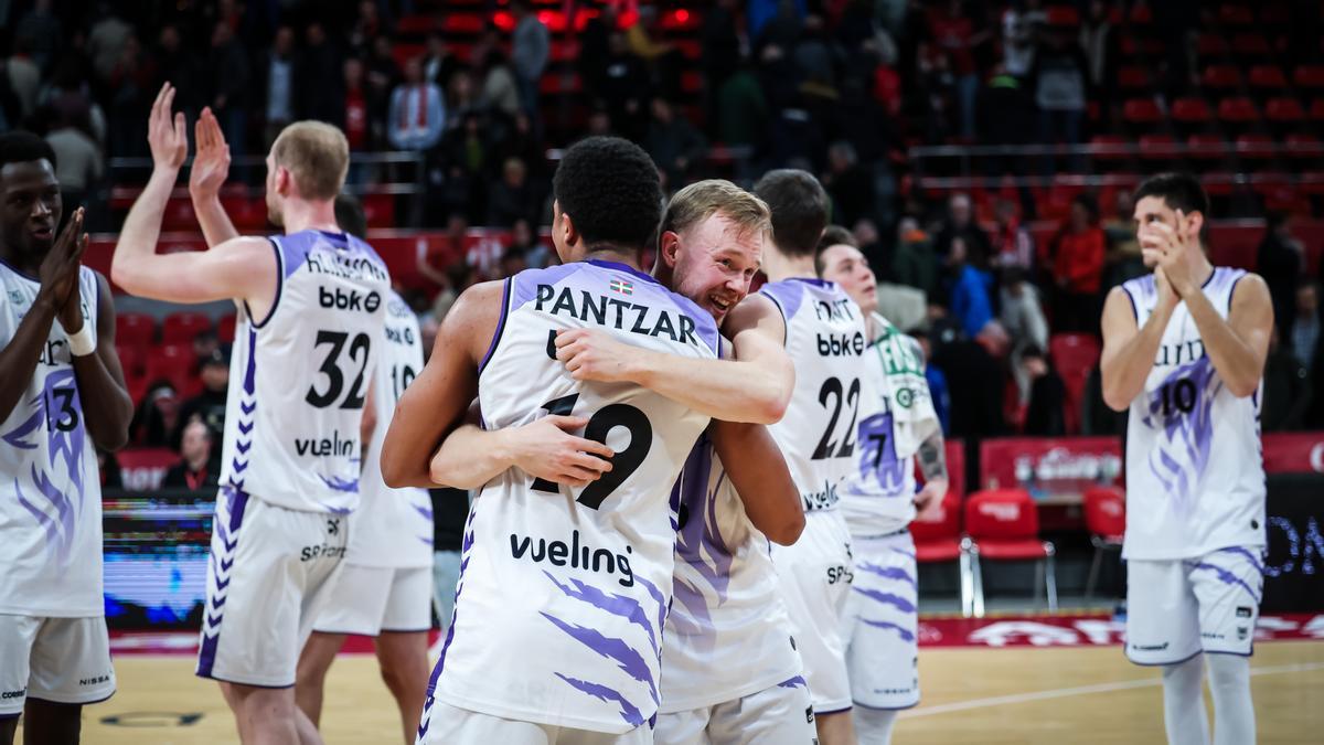 Los jugadores de la escuadra bilbaína se felicitan por el triunfo del sábado en Zaragoza. / ACB PHOTO / E.CASAS
