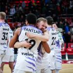 Los jugadores de la escuadra bilbaína se felicitan por el triunfo del sábado en Zaragoza. / ACB PHOTO / E.CASAS