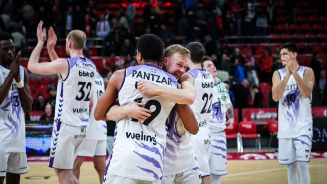 Los jugadores de la escuadra bilbaína se felicitan por el triunfo del sábado en Zaragoza. / ACB PHOTO / E.CASAS