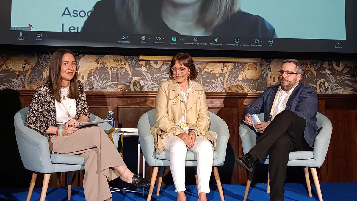 Andrea Rodrigues Lago (en el medio), contando su experiencia en la Jornada de Divulgación HematoAvanza.