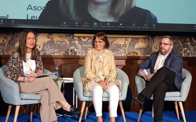 Andrea Rodrigues Lago (en el medio), contando su experiencia en la Jornada de Divulgación HematoAvanza.