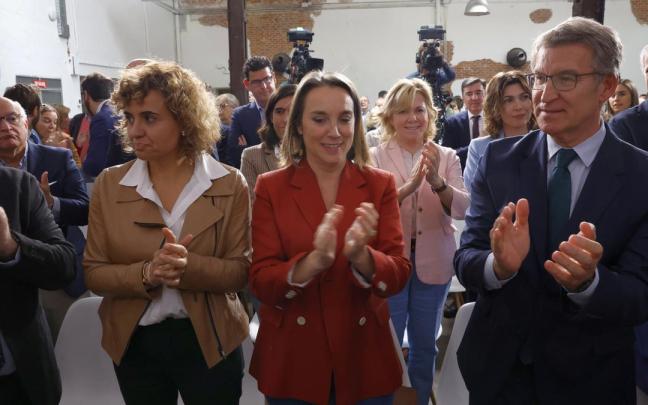 Alberto Núñez Feijóo, ayer con Dolors Montserrat y Cuca Gamarra.
