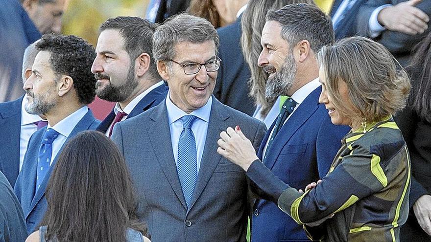 Alberto Núñez Feijóo y Santiago Abascal, conversando en un corrillo el pasado 12 de octubre.