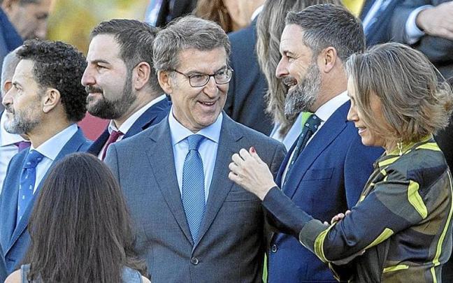 Alberto Núñez Feijóo y Santiago Abascal, conversando en un corrillo el pasado 12 de octubre.