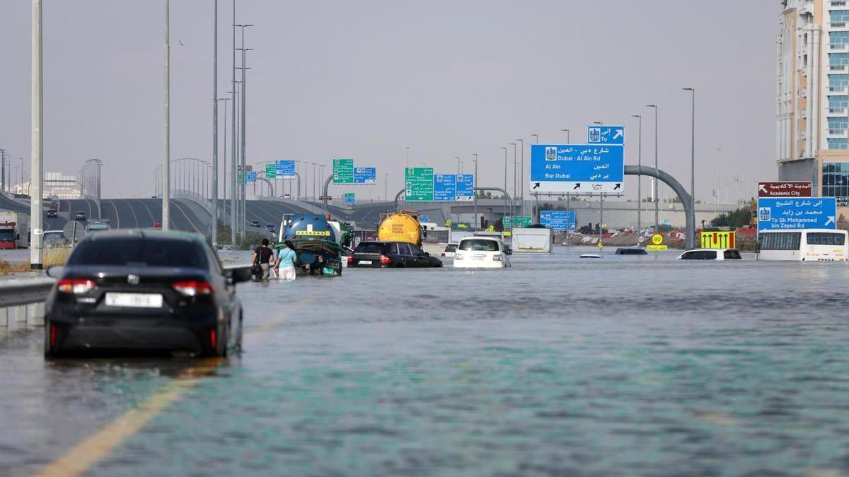 Una carretera del centro de Dubái, inundada tras las fuertes lluvias.