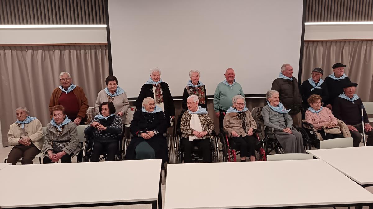 Foto de familia de las y los homenajeados.