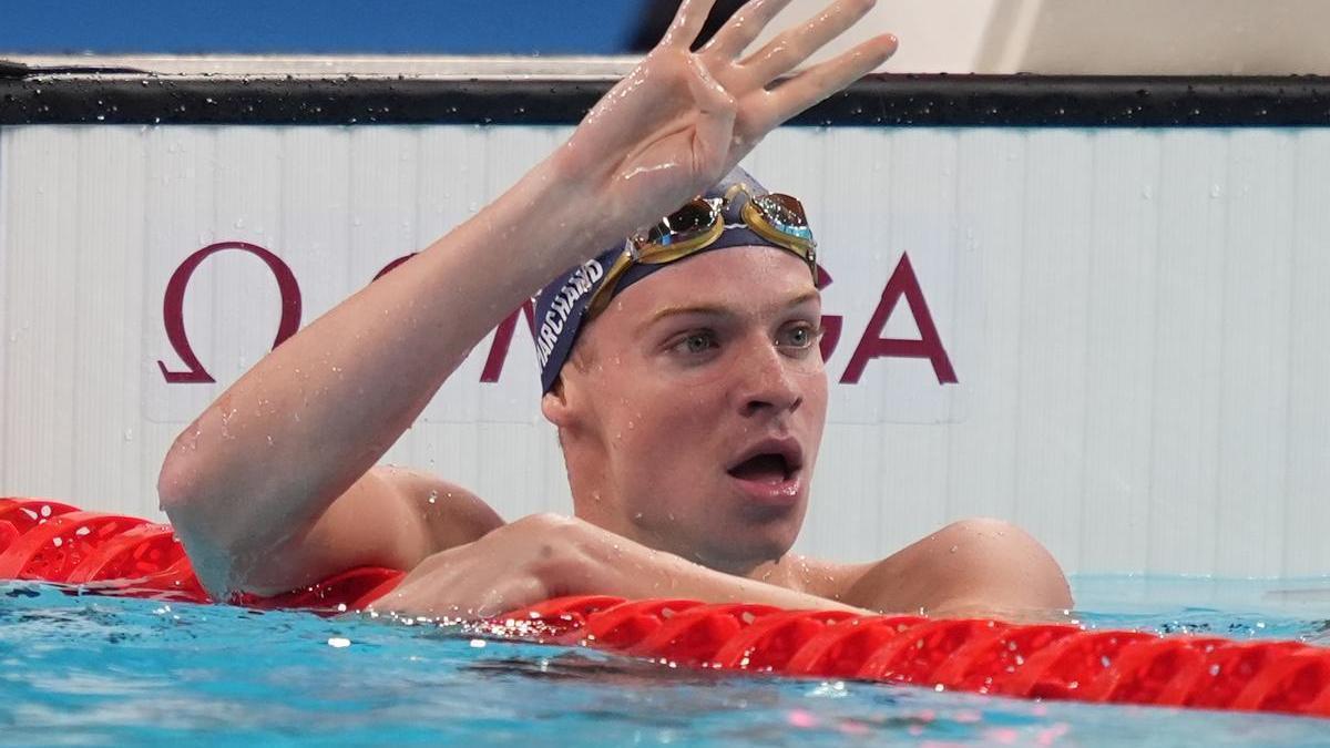 Léon Marchand celebra sus cuatro medallas de oro.