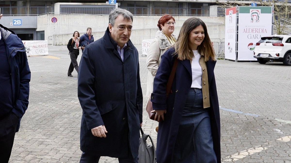 El presidente del EBB, Aitor Esteban, con la secretaria de la Ejecutiva,Maitane Ipiñazar