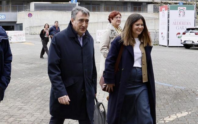 El presidente del EBB, Aitor Esteban, con la secretaria de la Ejecutiva,Maitane Ipiñazar