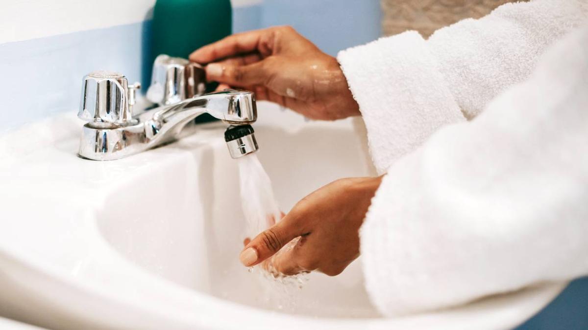 Cerrar el grifo cuando no se está usando para ahorrar agua.