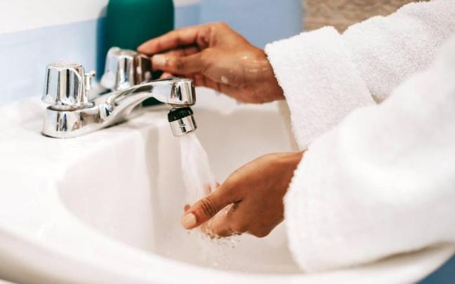 Cerrar el grifo cuando no se está usando para ahorrar agua.