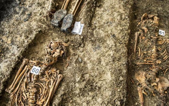 Restos óseos por identificar en el cementerio de Orduña.