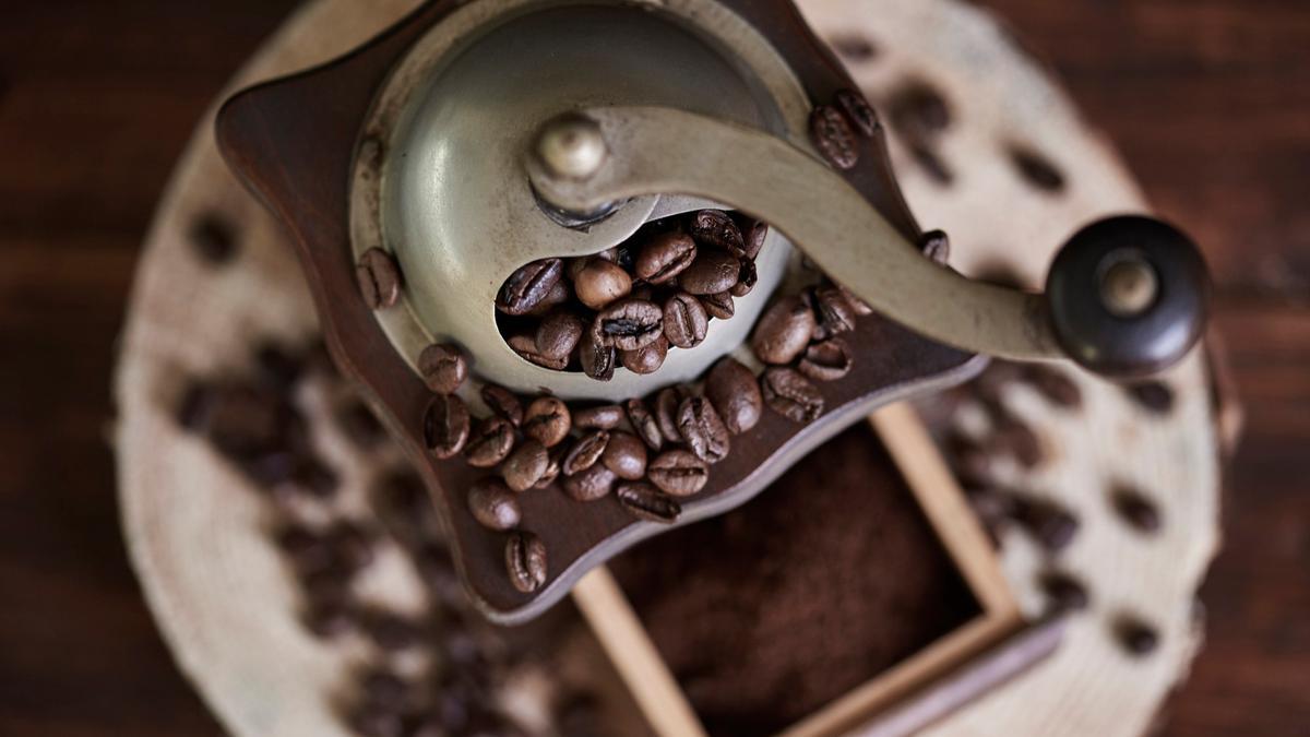 Un molinillo de café tradicional y manual.