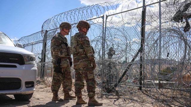 Dos militares estadounidenses comprueban la valla de la frontera con México en El Paso (Texas) en una foto de archivo.