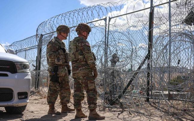 Dos militares estadounidenses comprueban la valla de la frontera con México en El Paso (Texas) en una foto de archivo. / EP Dos militares estadounidenses comprueban la valla de la frontera con México en El Paso (Texas) en una foto de archivo.
