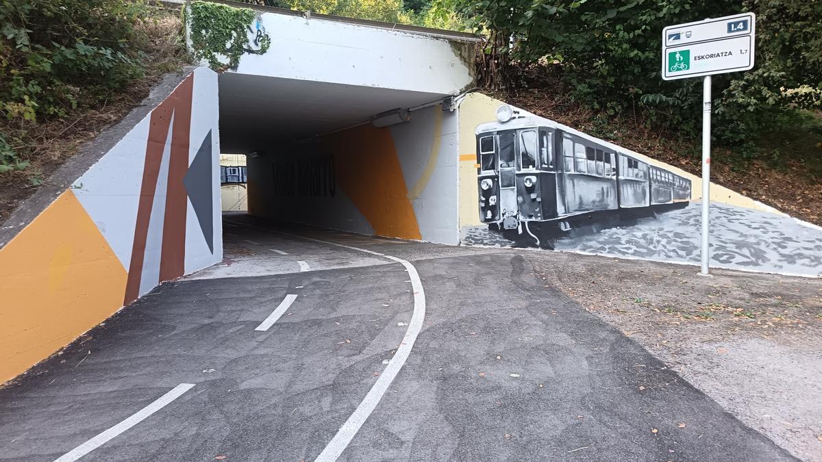 La primera escena del mural al llegar al túnel del viejo trazado del tren, en Aretxabaleta dirección a Eskoriatza.
