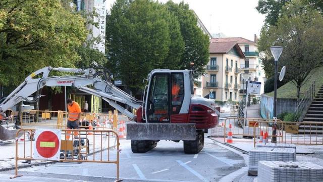 Obras del bidegorri a la entrada de Kale Nagusia.