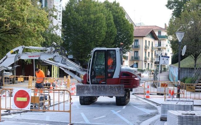 Obras del bidegorri a la entrada de Kale Nagusia.