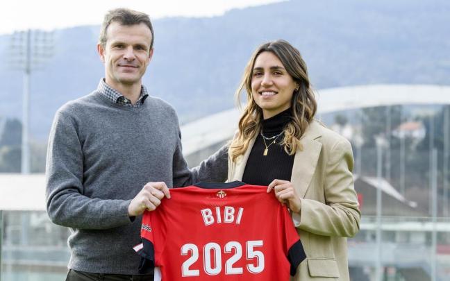 Jon Uriarte, presidente del Athletic, y Bibiane Schulze durante el acto de ayer en Lezama Jon Uriarte, presidente del Athletic, y Bibiane Schulze durante el acto de ayer en Lezama