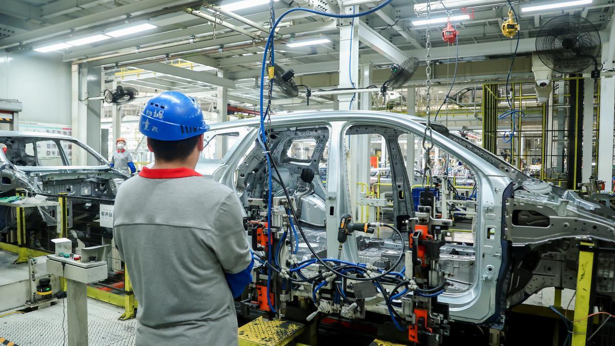 Un trabajador en una fábrica de vehículos.