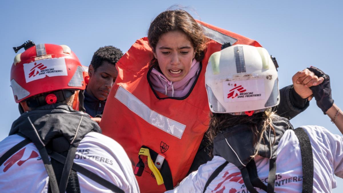 Una niña rescatada en Libia embarca en el Geo Barents en una imagen de archivo.