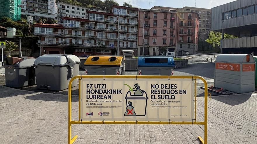 Contenedores en la plaza Bizkaia.