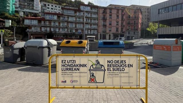 Contenedores en la plaza Bizkaia.