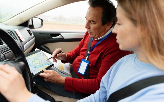 Un profesor de auto escuela enseña a conducir a una alumna. / Freepik Un profesor de auto escuela enseña a conducir a una alumna.
