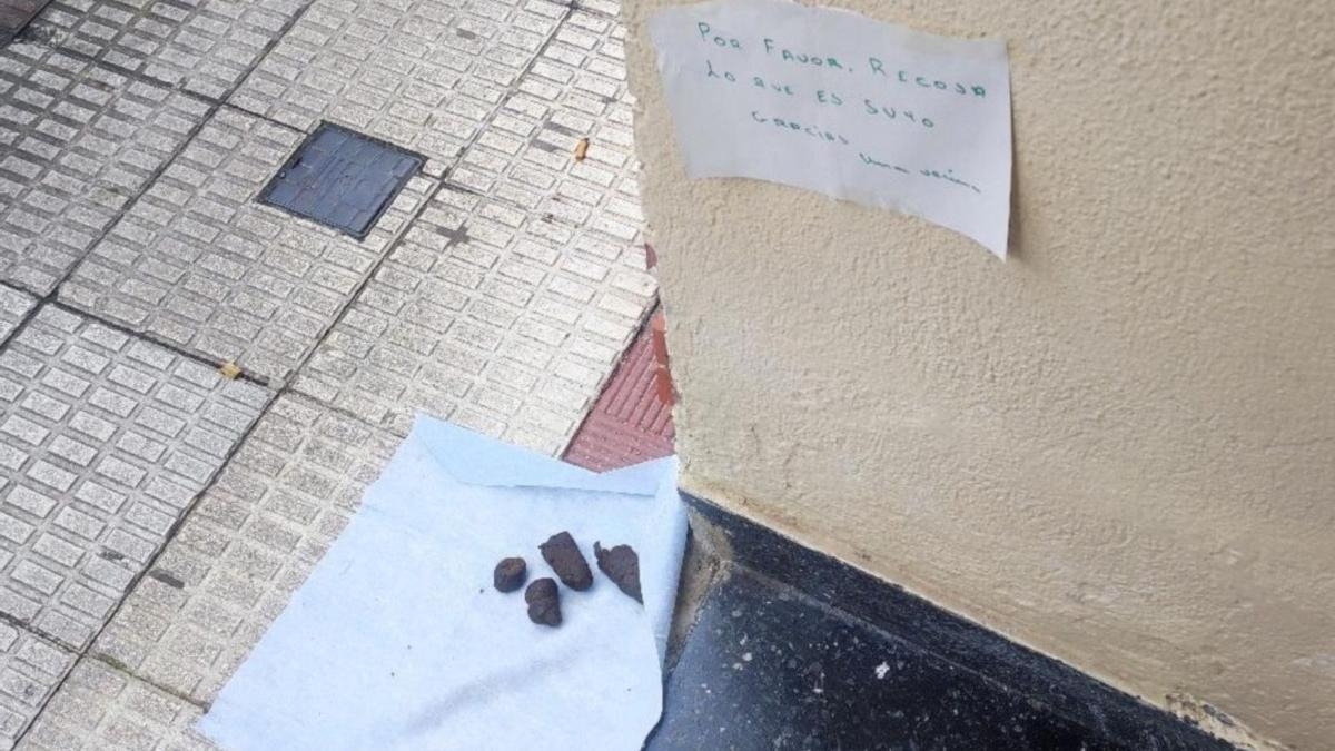 La nota y la prueba de cargo para criticar la dejadez del dueño del perro que no recoge las heces de su mascota.